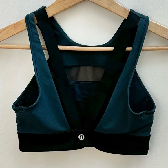 Lululemon Green/Black Sports Bra with Mesh Cut Out Size 4 - Picture 4 of 6